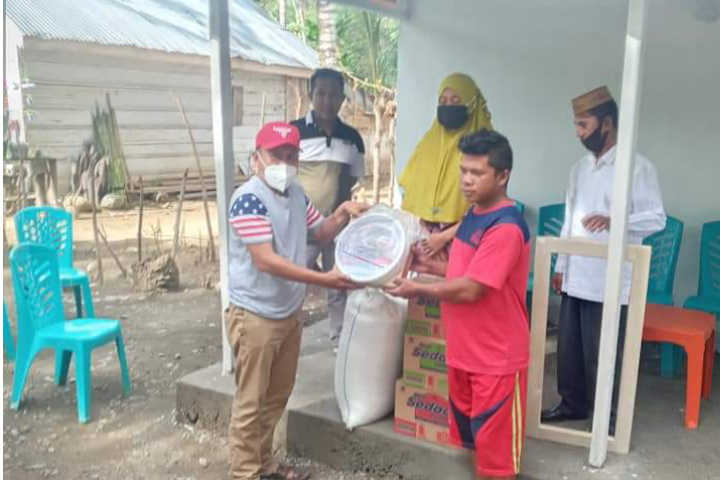 Ketua DPRD Boalemo, Karyawan Eka Putra Noho serahkan bantuan kepada keluarga hendri Dahiba warga korban kebakaran di Desa Piloliyanga Kecamatan Tilamuta. 