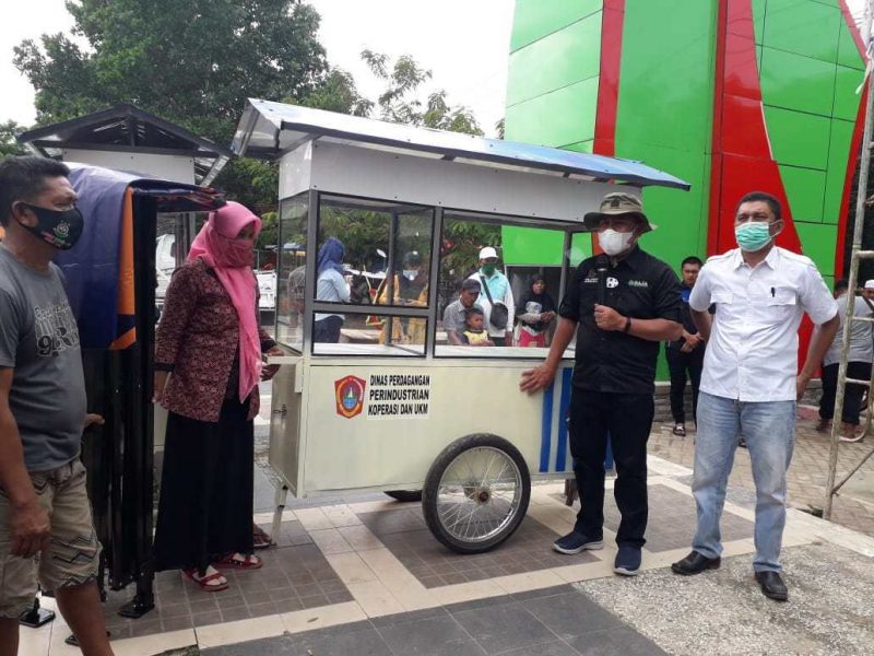 Sekda Ridwan Yasin serahkan bantuan tenda gerobak kepada pelaku UMKM.