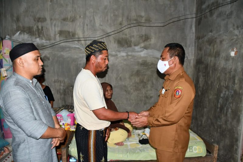 Sekertaris Daerah Kabupaten Gorontalo Utara Ridwan Yasin menyerahkan bantuan kepada Abdul Rahman Pomanto ayah bayi penderita penyakit Hidrosefalus. 