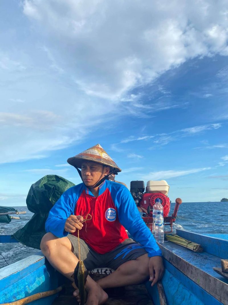 Wahyu Moridu Aleg DPRD Boalemo mencoba profesi nelayan, di sepanjang pantai Tilamuta. 