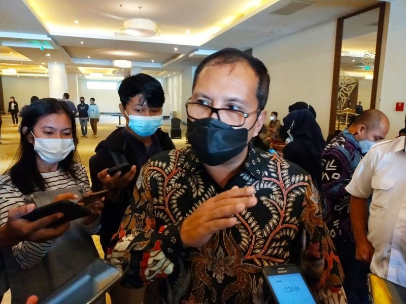 Walikota Makassar Danny Pomanto diwawancara wak media.