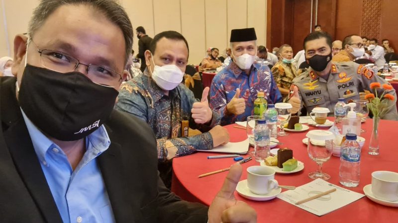 Ketum JMSI pusat Teguh Santosa mengukuhkan Ketua JMSI Aceh, Hendro Saky beserta anggota lainnya sebagai Pengurus Jaringan Media Siber Indonesia (JMSI) Provinsi Aceh periode 2020-2025, Sabtu (27/3/2021) di Hermes Palace Hotel, Banda Aceh.