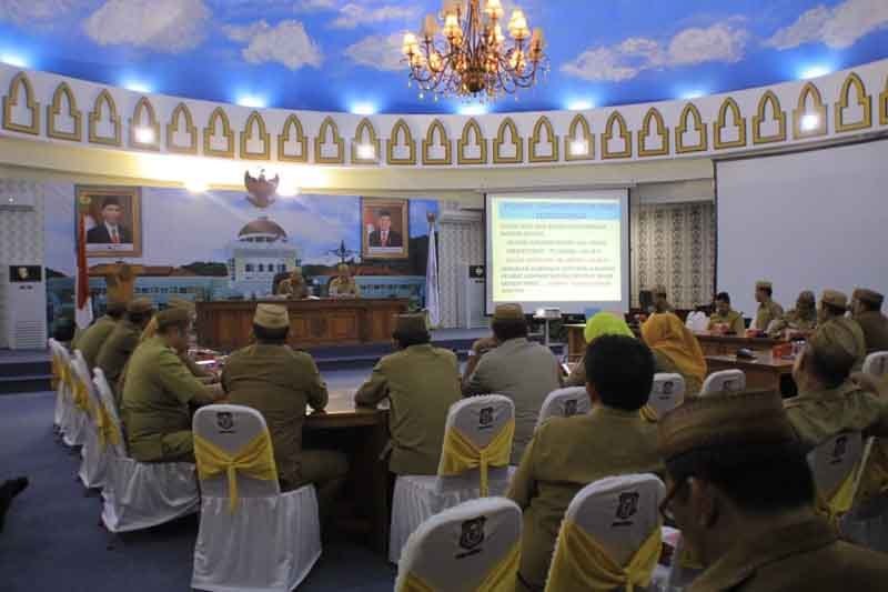 Sekretaris Daerah Provinsi Gorontalo Darda Daraba memasangkan kartu peserta kepada Pejabat Pengadaan usai membuka pelatihan dan ujian sertifikasi keahlian pengadaan barang dan jasa pemerintah (PBJP) di aula Badan Pelatihan dan Pendidikan (Diklat) Provinsi Gorontalo, Senin (22/3/2021). (Foto: ADC)