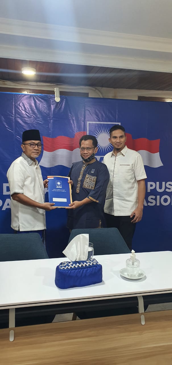 Rochmad Dai menerima SK Ketua PAN Kabupaten Boalemo dari DPP PAN.