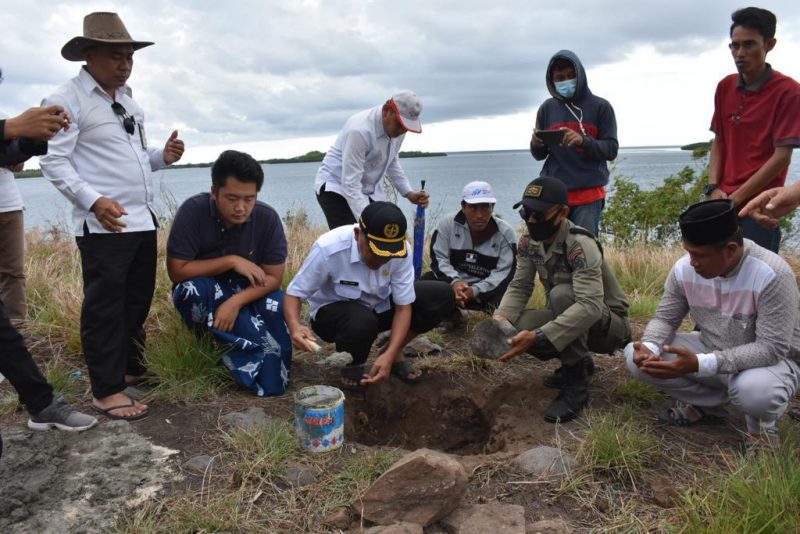 Pelaksana tugas (Plt) Bupati Boalemo Ir.Anas Jusuf,M.si menghadiri peletakan Batu Pertama Pembangun Mesjid Al - Zaman di pulau Botak desa Bajo Kecamatan Tilamuta, Rabu (14/4/2021).