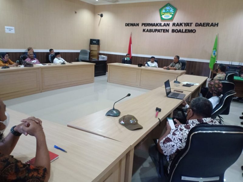 Pimpinan dan anggota DPRD Boalemo, rapat pertemuan dengan PT. Kreatif Gemilang Utama yang dilaksanakan di ruangan Aspirasi DPRD Boalemo, Kamis (03/06/2021).