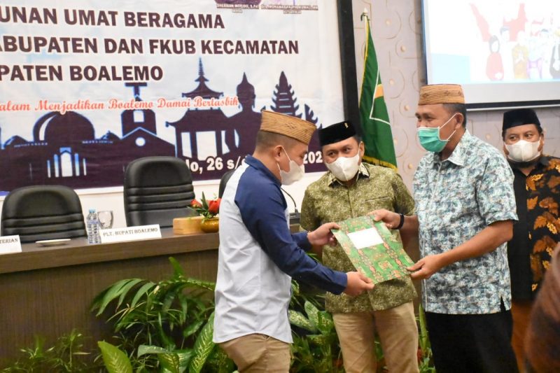 Plt Bupati Anas Jusuf menerima SK Kampung Moderasi dari Kepala Wilayah Kementerian Agama Provinsi Gorontalo dan selanjutnya menyerahkannya kepada Kepala Desa Ka'aruyan Ronald Rampi.