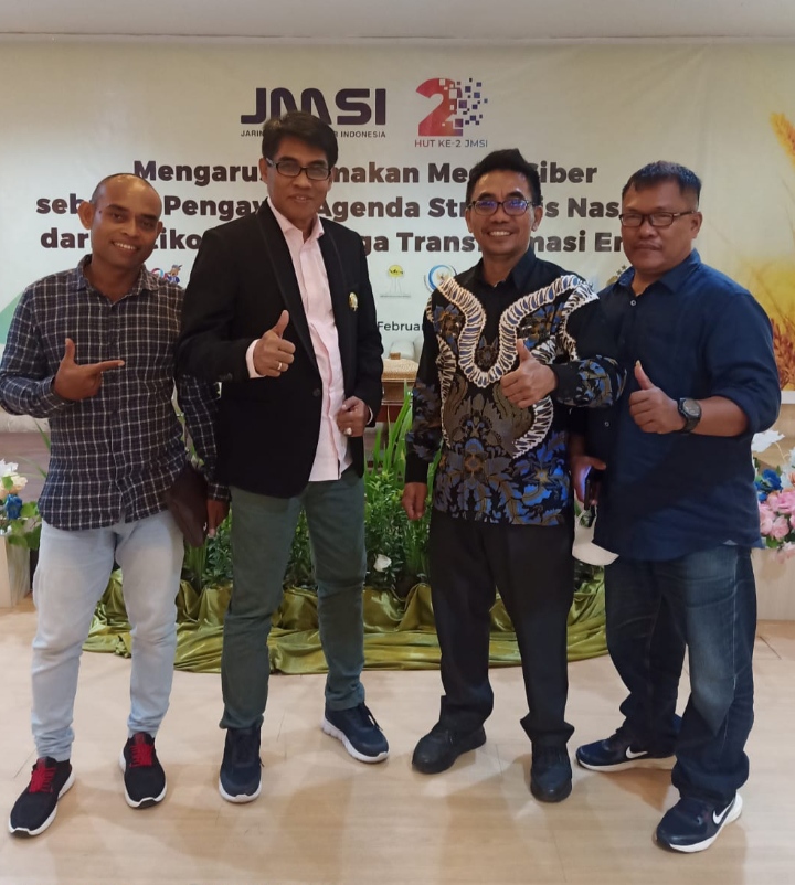 Pengurus JMSI Gorontalo saat berpose bersama dengan Sekjen JMSI, Mahmud Marhaba di sela-sela kegiatan HUT JMSI Ke-2 di Kendari.