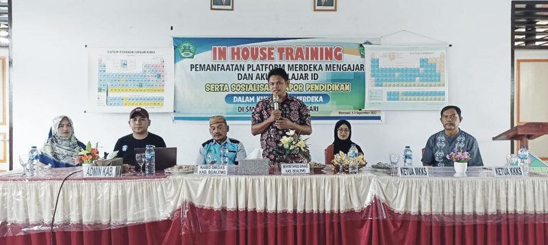 Sekretaris Dikpora Boalemo, Risman Bantaahri berikan pengarahan di sosialisasi Dapodik di Kecamatan Wonosari.