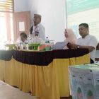 Kabid Dikdas Dikpora Boalemo, Ariyanton Tahiju memberikan materi di kegiatan Evaluasi, Informasi Update & Pelayanan Teknis Aplikasi DAPODIK Wilayah Kecamatan Paguyaman dan Paguyaman Pantai.