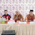 Kabid Dikdas Dikpora Boalemo, Ariyanton Tahidju memberikan pengarahaan kepada operator sekolah soal update dapodik.