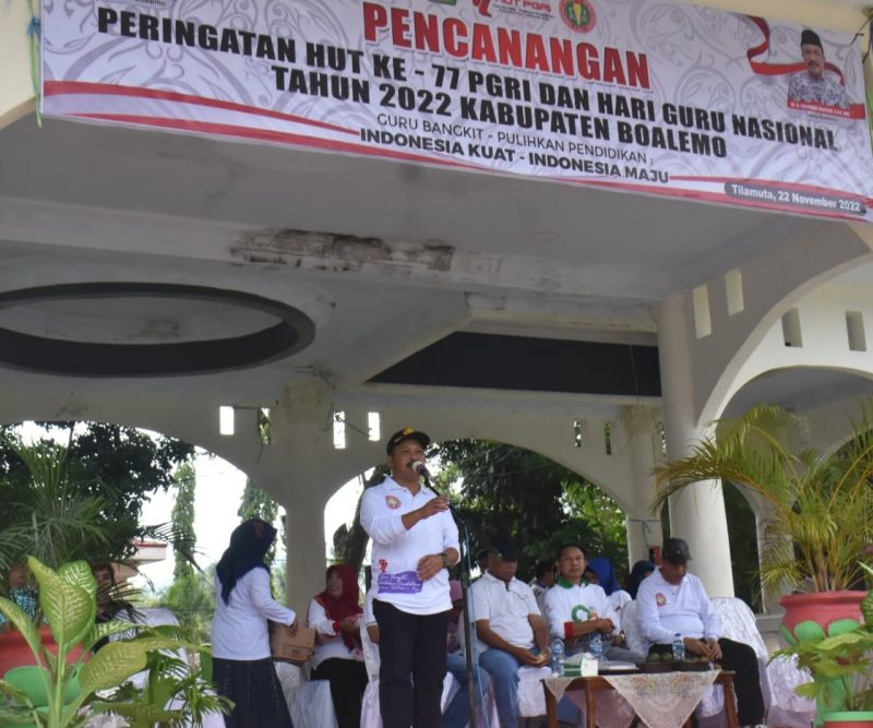 Sekda Boalemo mewakili Penjabup Boalemo mencanangkan seluruh rangkaian kegiatan Peringatan Hari PGRI ke - 77 dan Hari Guru Nasional tingkat Kabupaaten Boalemo, bertempat di alun-alun KotaTilamuta.