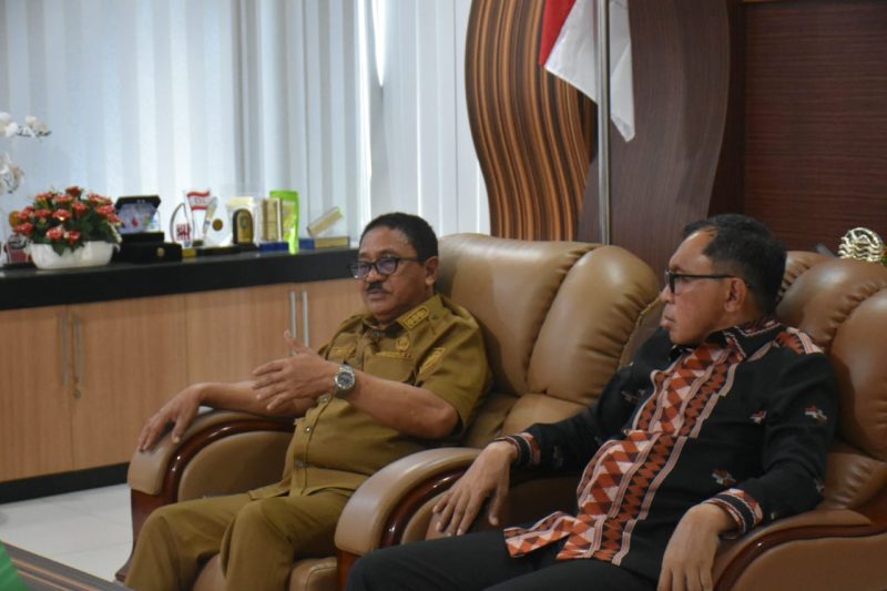 Bupati Rum Pagau saat menerima kunjungan reses anggota DPRD Provinsi Gorontalo di ruang kerjanya, Senin 23/6/2025.