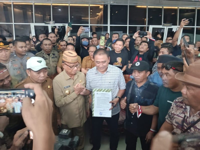 Mikson Yapanto saat menerima masa aksi di depan kantor Deprov Gorontalo pada selasa, 3/6/2025. (foto: istimewa)