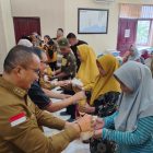 Wabup Lahmudin serahkan bantuan kepada masyarakat. (Foto. Prokopim)