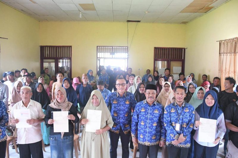 Kepala BPN Boalemo, Wakil Bupati dan Sekda Boalemo pada Penyerahan Sertipikat Hak Atas Tanah Masyarakat Botumoito. (Foto: istimewa)