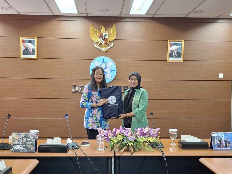 Anggota Dewan Pers, Niken Widiastuti (kiri) dan anggota komisi I Deprov Gorontalo Kristina Mohammad Udoki. (Foto: istimewa)