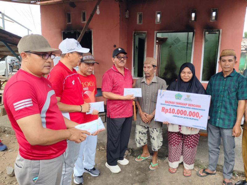 Penyerahan bantuan pada korban bencana oleh pemkab Boalemo di desa Pangi. (foto: istimewa)