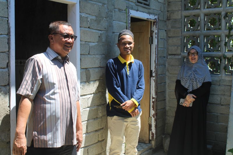 Gustam Ismail bersama Sri Darsianti Tuna saat meninjau pemamfaatan dana Hiba Mesjid al madani desa bulalo Kecamatan Kwandang Kabupaten Gorontalo Utara. Minggu, 10/8/2025. (foto: istimewa)
