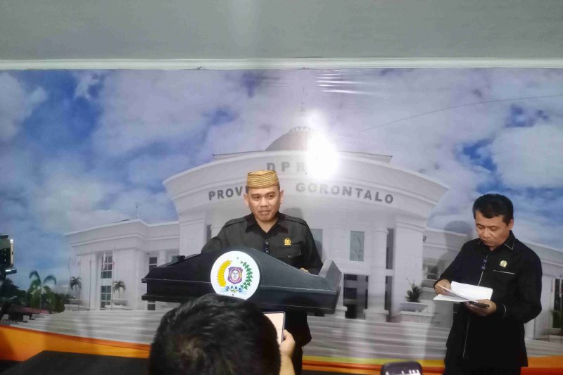 Aleg Mustafa Yasin saat komprensi pers di gedung Deprov Gorontalo, Senin 04/7/2025. (Foto; JM)