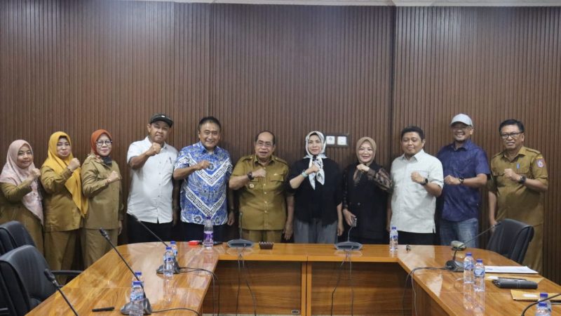 Foto bersama Komisi II Deprov Gorontalo dan Pemkot Gorontalo (dok. Sekretariat Deprov)