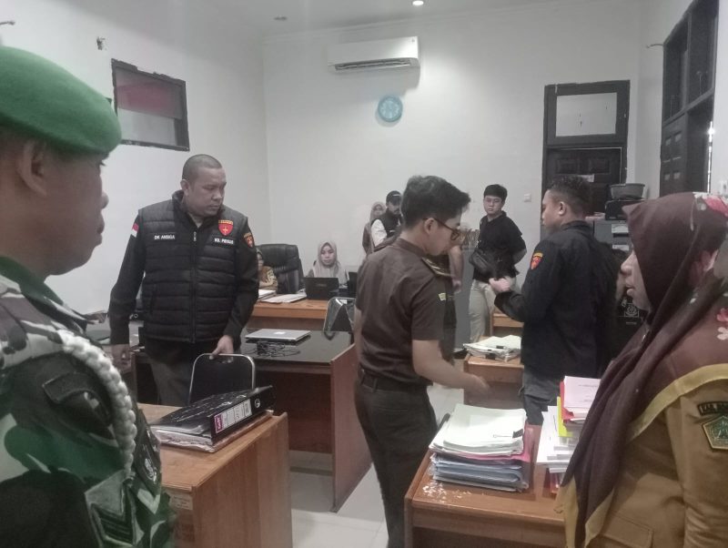 Kunjungan Kejaksaan Negeri Boalemo di Sekretariat DPRD untuk meminta dokumen pendukung yang diperlukan dalam proses penyidikan, 14/10. (Foto: ist)