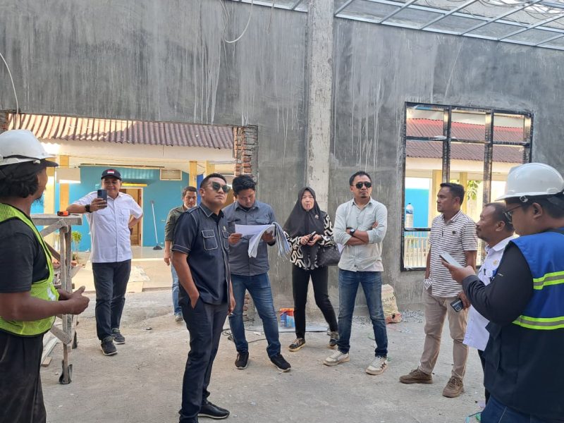 Komisi III DPRD Boalemo bersama instansi terkait meninjau langsung kondisi pekerjaan di lapangan. kamis, 16/10. (foto: istimewa)