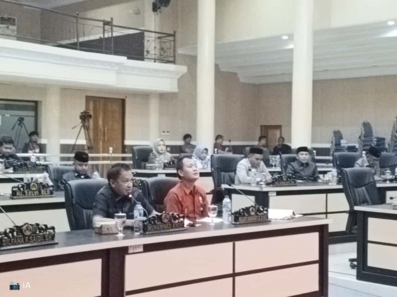 Muhammad Amin Fraksi Gerindra DPRD Boalemo bacakan pandangan umum fraksi. kamis, 16/10. (foto: isham)