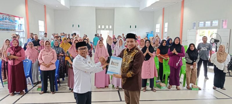 Ridwan Monoarfa bersama warga Bulontio Timur, Jumat 24/10. (dok. Ist)