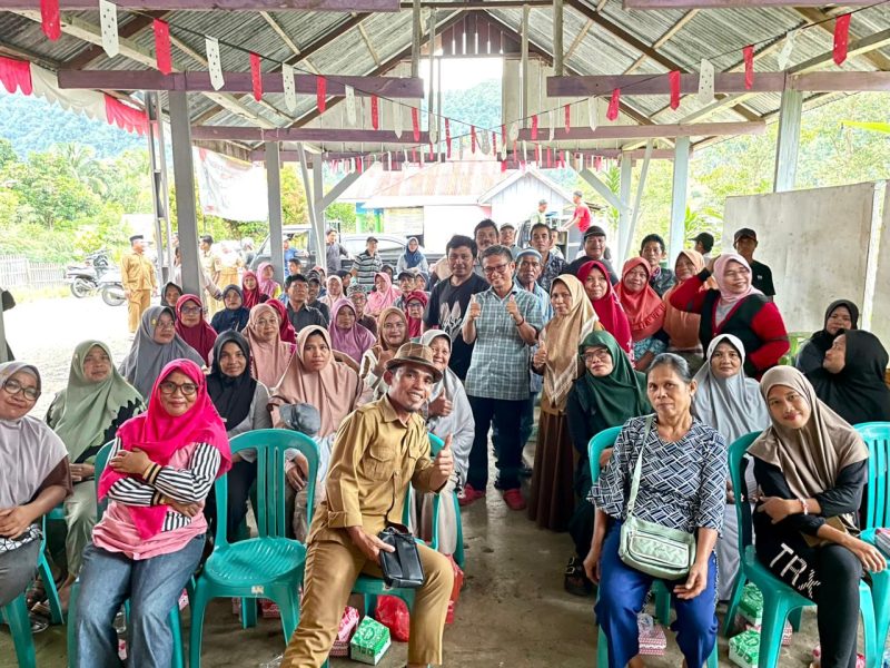 Ance Robot anggota DPRD Provinsi Gorontalo bersama warga saat reses di Papualngi, Senin 27/10. (foto: ist)
