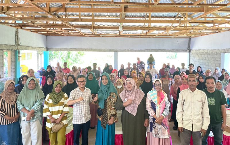 Ance Robot Aleg DPRD provinsi Gorontalo bersama peserta reses di desa Hutakalo, 28/10. (foto: ist)