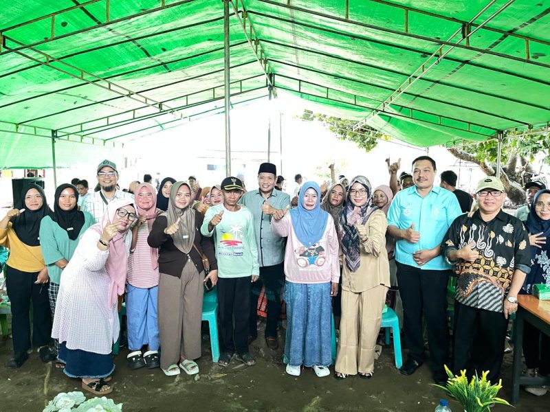 Ridwan Monoarfa, Wakil Ketua Deprov Gorontalo, bersama warga pada reses di Kota Jin Utara, Gorontalo Utara 28/10. (foto:ist)