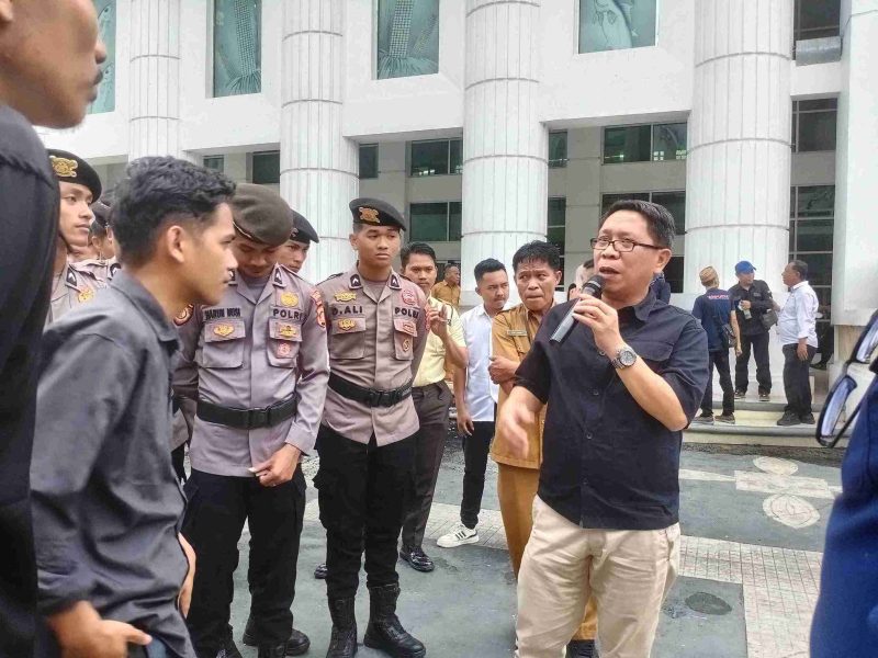 Wakil ketua Badan kehormatan DPRD provinsi Gorontalo, Umar Karim, saat menerima masa aksi Aliansi Mahasiswa Tolak KKN di depan gedung Deprov Gorontalo (13/10), (Dok. JM).
