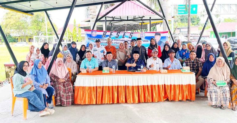 Ridwan Monoarfa wakil ketua Deprov Gorontalo bersama peserta Reses di Gorontalo Utara, 27/10. (foto: ist)