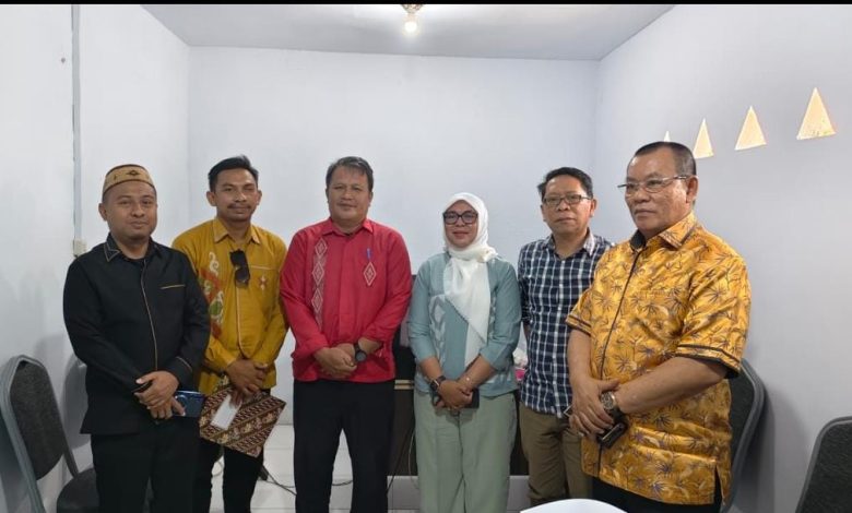 Foto bersama Komisi I dan aparat Desa (alim)